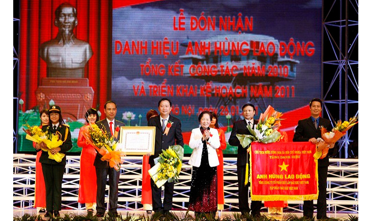 Ông Vũ Huy Hoàng ký văn bản đề xuất tặng danh hiệu Anh hùng Lao động cho PVC.