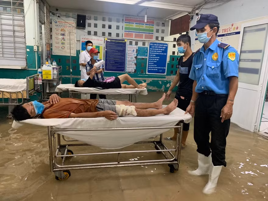 Bên trong bệnh viện ngập kinh hoàng ở Sài Gòn