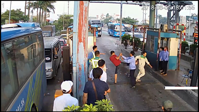 Lái xe xô xát với nhân viên trạm thu phí BOT Tân Đệ tháng 6 vừa qua.