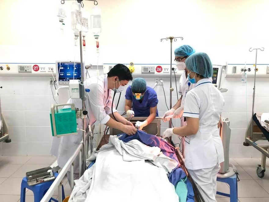 Các BS Bệnh viện Đa khoa tỉnh Hòa Bình đang cấp cứu cho sản phụ bị tai biến đờ tử cung. Ảnh: BS cung cấp