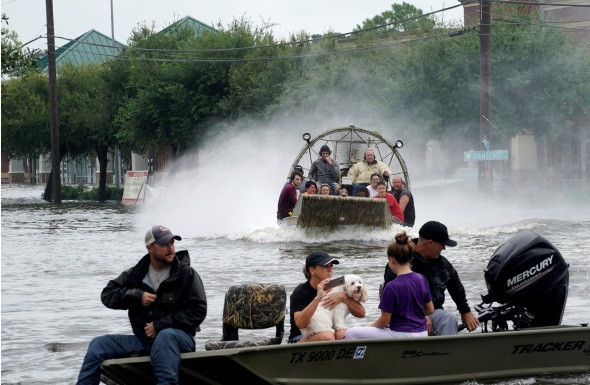 Tàu, thuyền cứu hộ hối hả đưa người và vật ra khỏi nơi ngập lụt. Ảnh: SCM