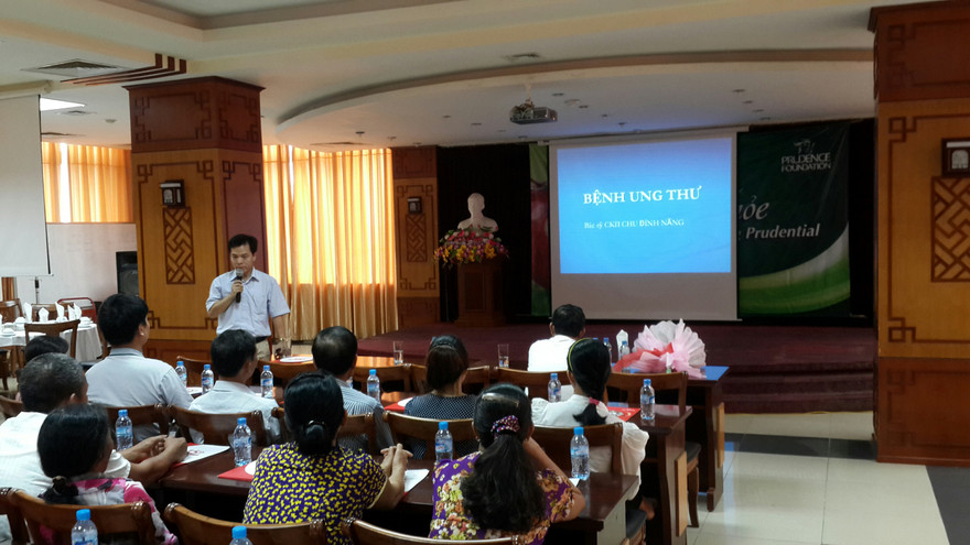 Các bác sỹ đang tư vấn về sức khỏe cho người dân 