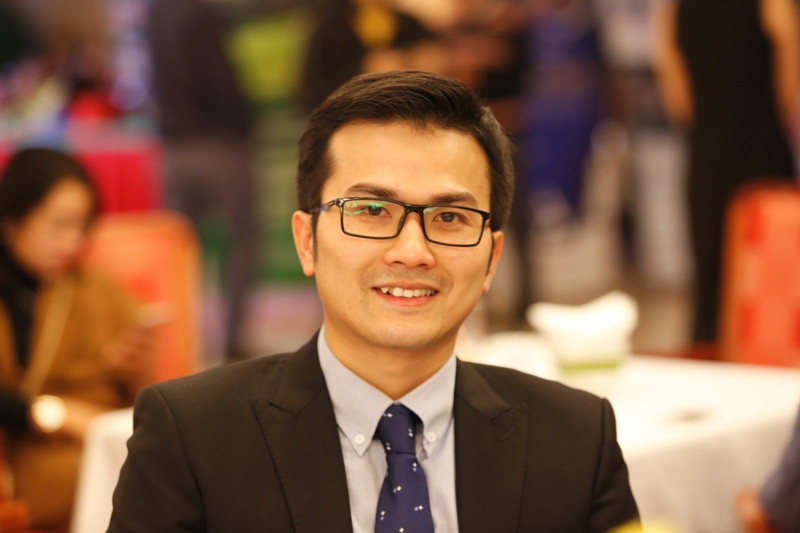 PGS. Trần Xuân Bách tại buổi đáu giá gây quỹ Hỗ trợ tài năng trẻ