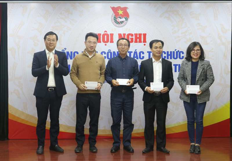 Bí thư thứ nhất T.Ư Đoàn Lê Quốc Phong (ngoài cùng, bên trái) trao tặng phần thưởng cho 4 tập thể có thành tích xuất sắc, tiêu biểu. Ảnh: Bảo Anh