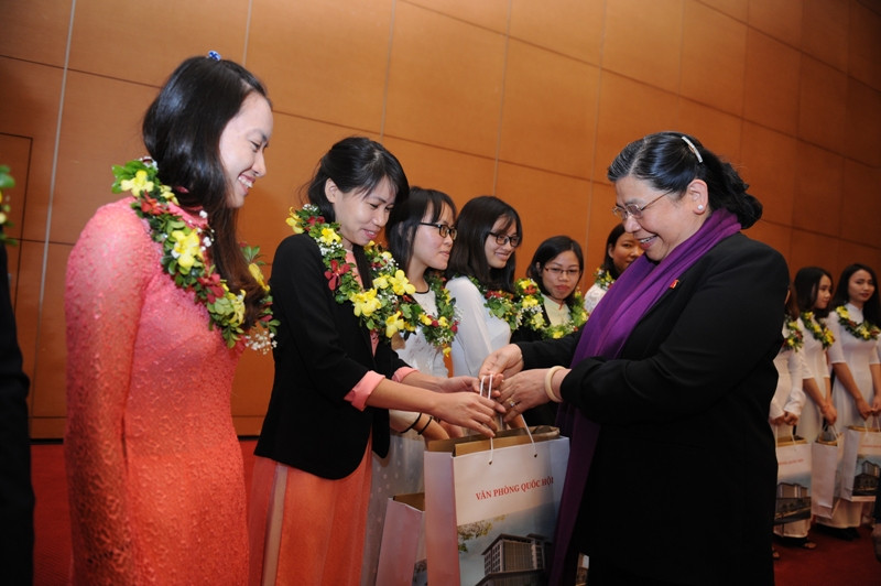 Phó Chủ tịch Thường trực Quốc hội Tòng Thị Phóng tặng quà cho các tài năng trẻ về khoa học công nghệ. Ảnh: DƯƠNG TRIỂU