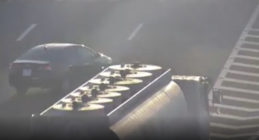 Chiếc xe bồn đánh lái tránh xe con (bên trái) đi lùi và rẽ phải trên cao tốc Hà Nội - Hải Phòng. Ảnh cắt từ clip do Vidifi cung cấp.