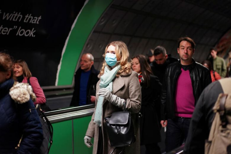 Nhiều người dân Anh bắt đầu đeo khẩu trang khi đi lại ở nơi công cộng.