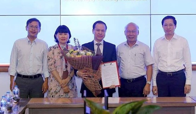 Ông Nguyễn Đăng Nguyên đứng giữa ôm hoa trong ngày được giao nhiệm vụ phụ trách chức vụ Tổng giám đốc Mobifone