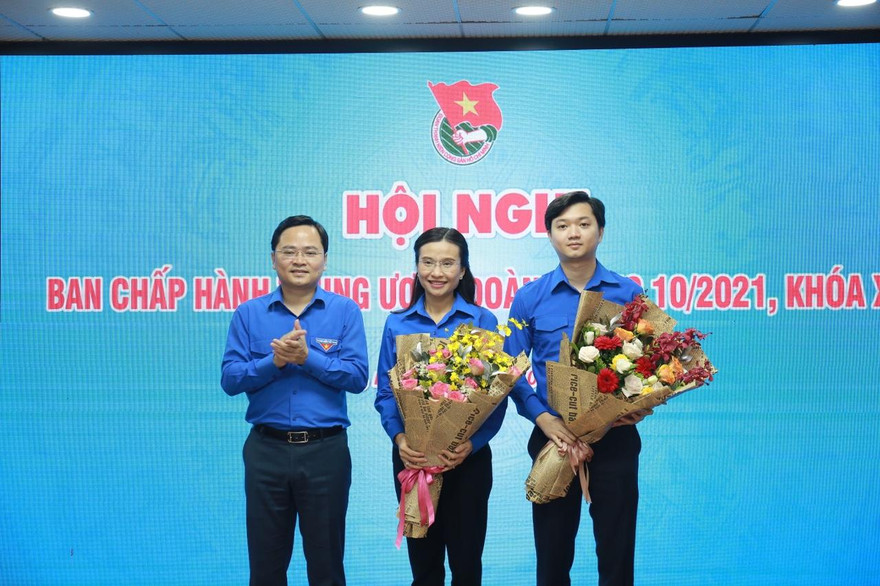 Bí thư thứ nhất T.Ư Đoàn Nguyễn Anh Tuấn tặng hoa chúc mừng 2 tân Bí thư T.Ư Đoàn. Ảnh: Bảo Anh