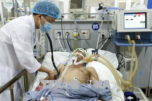 Bệnh nhân cấp cứu tại BV Bạch Mai. Ảnh: Dương Ngọc/TTXVN