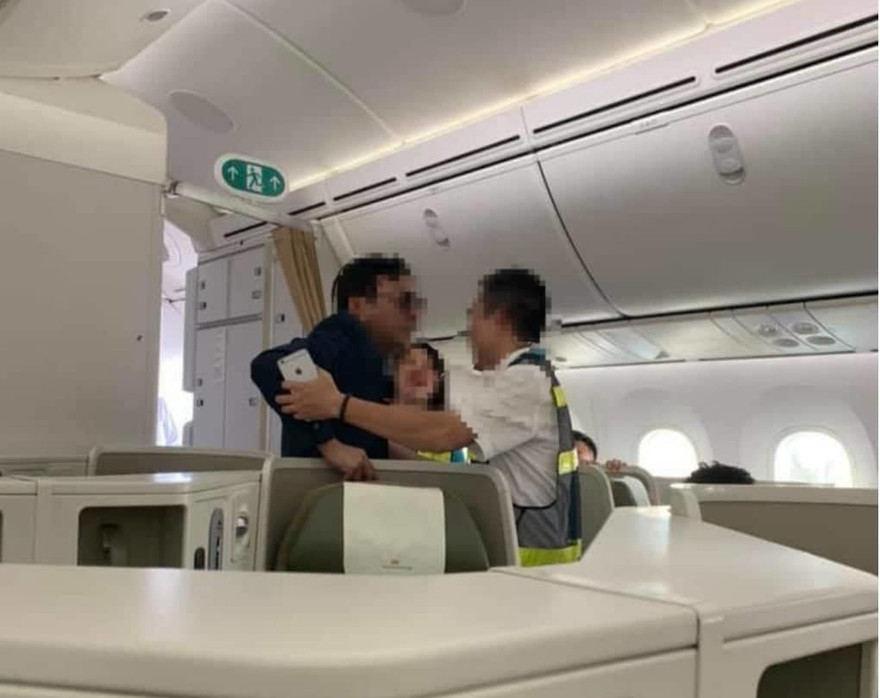 Nam hành khách bị đưa khỏi tàu bay