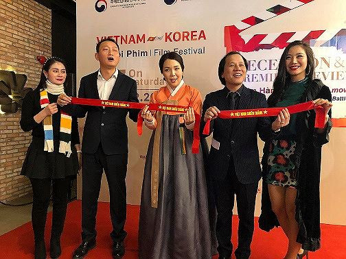 Đại sứ Hàn Quốc tại Việt Nam Kim Do-hyon ( thứ hai từ trái sang) tin tưởng Việt Nam vô địch. Ảnh: L.A