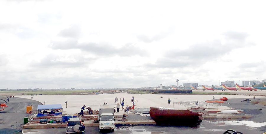 Một phần giai đoạn 2 dự án sửa chữa, nâng cấp sân bay Tân Sơn Nhất đã hoàn thành đưa vào sử dụng, phần còn lại dự kiến xong trong năm nay. Ảnh thi công nâng cấp sân bay Tân Sơn Nhất.