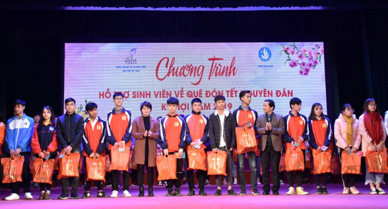 Các sinh viên có hoàn cảnh khó khăn được tặng quà hỗ trợ về quê đón Tết Kỷ Hợi. Ảnh: Vương Đức