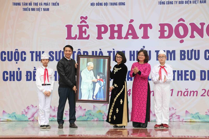 Bí thư Trung ương Đoàn, Chủ tịch Hội đồng Đội Trung ương Nguyễn Ngọc Lương tặng quà cho trường Tiểu học Trung Tự.