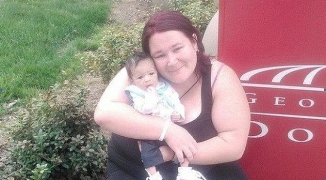 Chị Lauren và con gái 10 tháng tuổi, ảnh chụp khi bé gái còn sốngNgay sau khi uống sữa pha nước, bé Nevaeh lập tức bị hạ natri trong máu vì nhiễm độc nước. Bệnh viện cho biết nồng độ điện giải và natri của bé gái giảm nhanh, gây phù nề não. Đây không phải