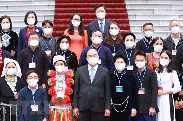 Chủ tịch nước Nguyễn Xuân Phúc với người có uy tín, trưởng thôn tiêu biểu tỉnh Bắc Kạn. (Ảnh: Thống Nhất/TTXVN) 