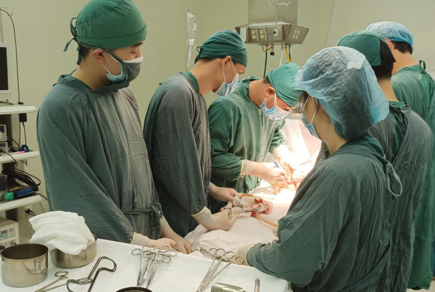 Các BS đang phẫu thuật cứu nam công nhân bị vỡ tạng. Ảnh: BV cung cấp