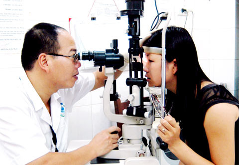 BS Hoàng Cương, BV Mắt TƯ đang khám bệnh cho bệnh nhân. Ảnh minh hoạ: Internet