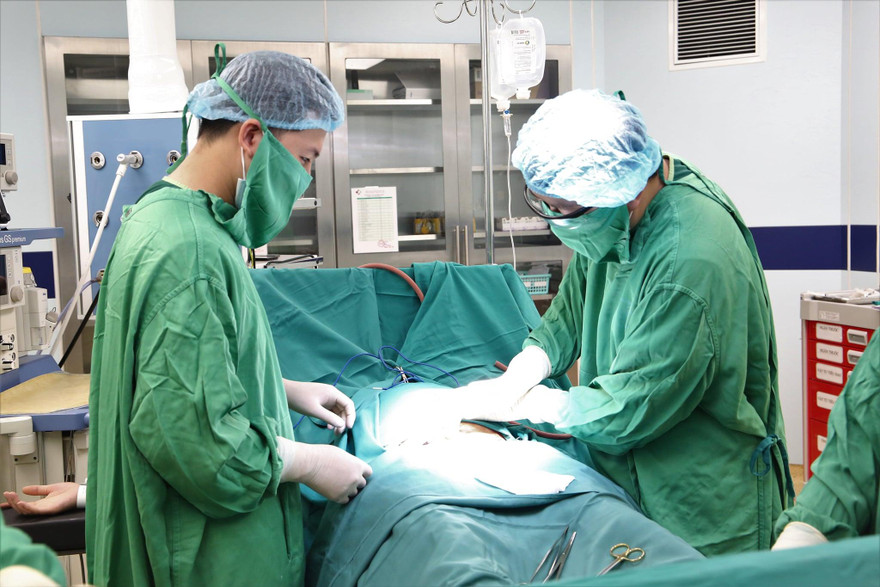 Các BS trong ca phẫu thuật mổ bắt con và lấy khối u khủng cho sản phụ