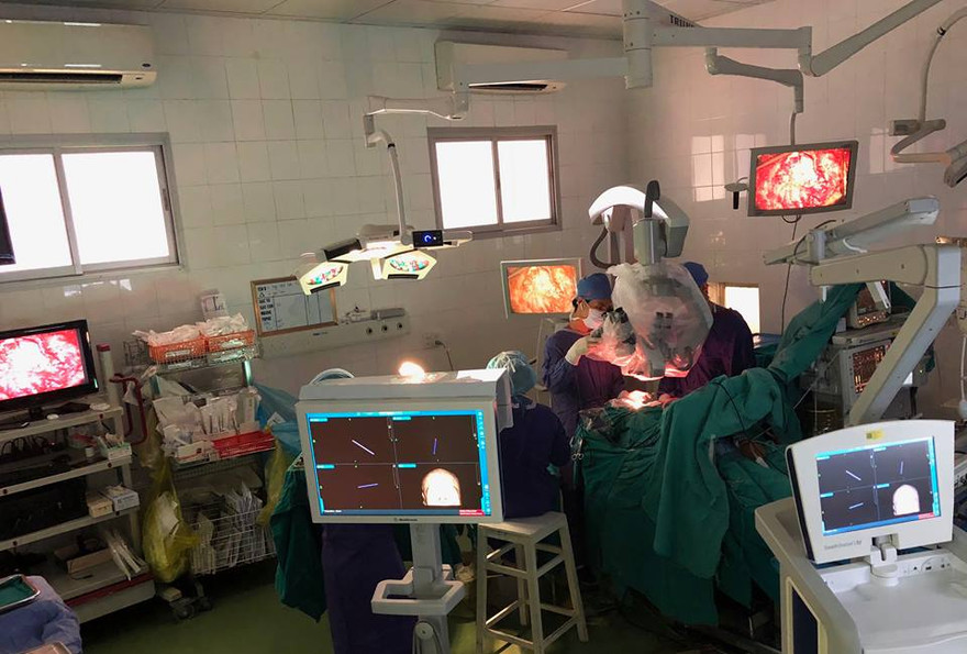 Các BS phẫu thuật cứu sống bệnh nhi T bị chảy máu u thân não nguy kịch. Ảnh: BV Việt - Đức cung cấp