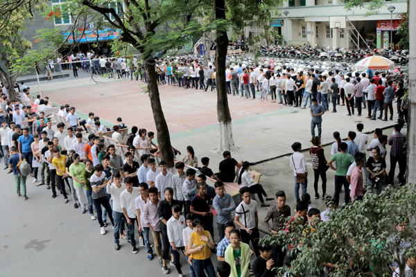 Người lao động xếp hàng làm thủ tục thi tiếng Hàn để sang Hàn Quốc làm việc theo chương trình EPS