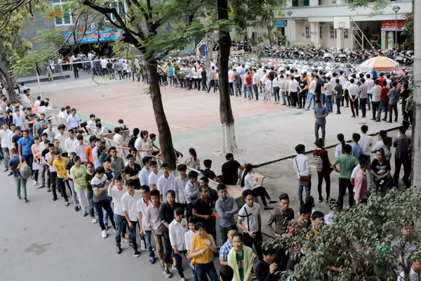 Người lao động xếp hàng làm thủ tục thi tiếng Hàn để sang Hàn Quốc làm việc theo chương trình EPS