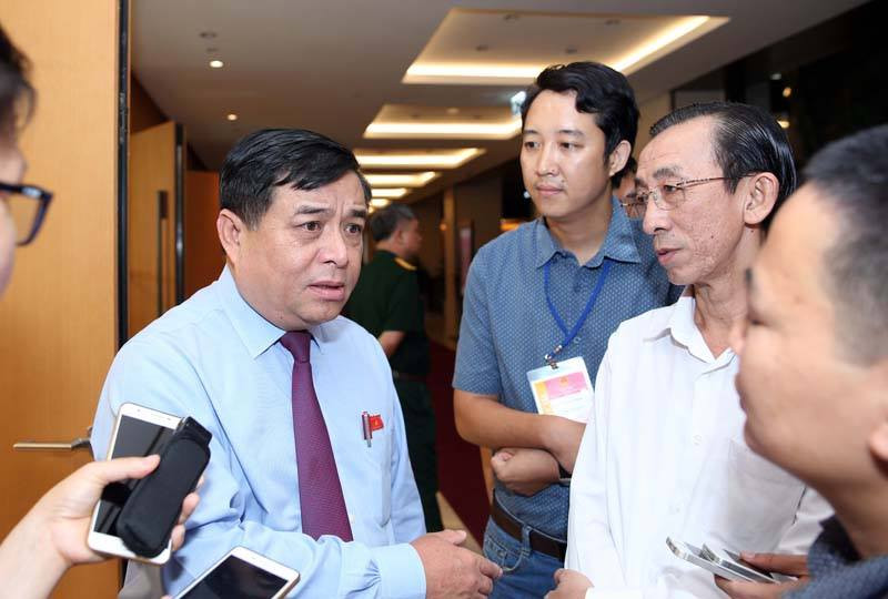 Bộ trưởng KH&ĐT Nguyễn Chí Dũng trao đổi với PV sáng 12/6