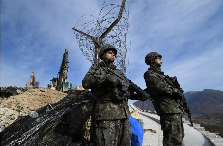 Lính Hàn Quốc canh gác tại Bàn Môn Điếm. Ảnh: Yonhaps.