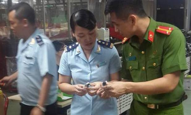 Tạm giữ lượng lớn tinh dầu thuốc lá điện tử