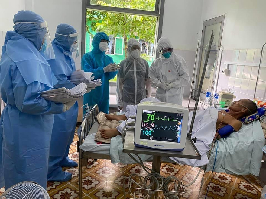 Điều trị cho bệnh nhân mắc COVID-19 tại Bệnh viện Đa khoa Trung ương Quảng Nam. Ảnh: TS- BS Lương Quốc Chính