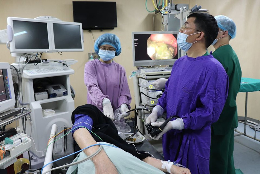 Các bác sỹ đang thực hiện ca nội soi gắp bã thức ăn trong dạ dày bệnh nhân. Ảnh: Bệnh viện cung cấp.