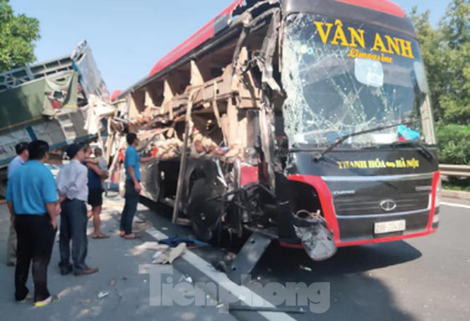 Người dân gặp các tình huống giao thông trên đường có thể nhắn tin cho đường dây nóng các đơn vị để kiểm tra, xử lý.