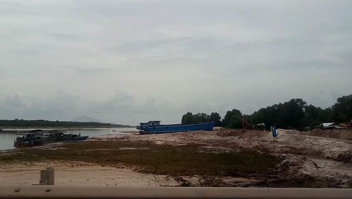 Bất lực nhìn 'cát tặc' lộng hành