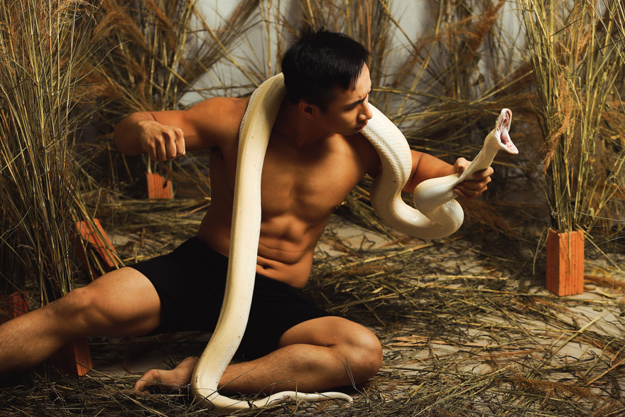 Lê Đại Việt tạo dáng chụp ảnh cùng mãng xà.