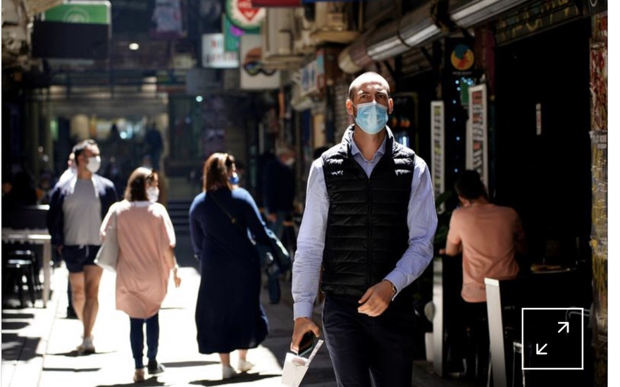 Người dân Úc ra ngoài đường phải đeo khẩu trang để phòng dịch COVID-19