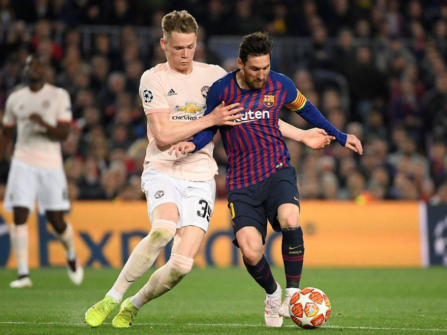 Tiền vệ M.U vật vã săn áo đấu của Messi