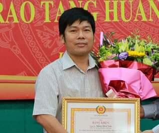 Phóng viên Hoài Nam được trao bằng khen năm 2017. Ảnh: Facebook Hoài Nam. 