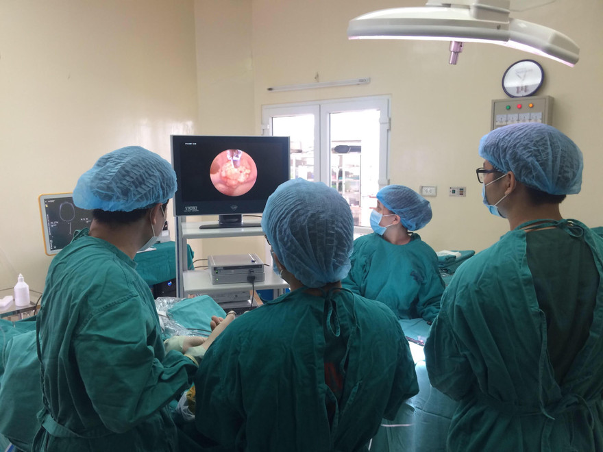 Ê kíp phẫu thuật tiến hành lấy khối u não cho bênh nhân bằng phương pháp nội soi qua đường mũi