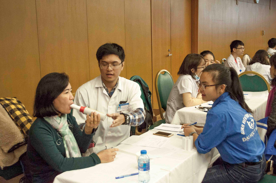 Bệnh viện Bạch Mai tổ chức khám, tư vấn và phát thuốc miễn phí Bệnh phổi tắc nghẽn mạn tính cho người dân. 