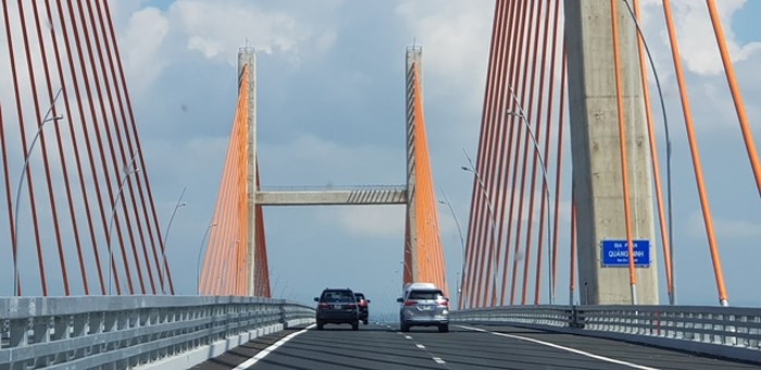 Cầu Bạch Đằng mới thông xe ngày 1/9 vừa qua, nhưng đã xuất hiện lún.