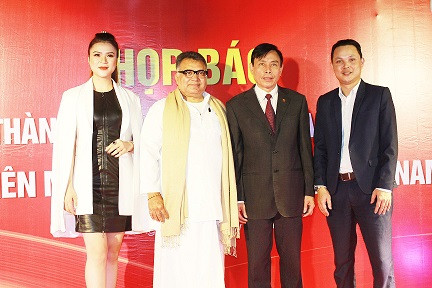 Ông Swami Vidyanand, Chủ tịch Liên minh Yoga thế giới (thứ hai từ trái sang) tại buổi lễ thành lập Văn phòng đại diện YAI tại Hà Nội.