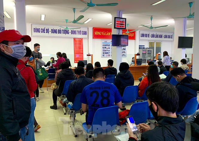 Lao động mất việc làm nộp hồ sơ hưởng bảo hiểm thất nghiệp tăng tới 70% so với cùng kỳ năm trước. Ảnh: Như Ý.