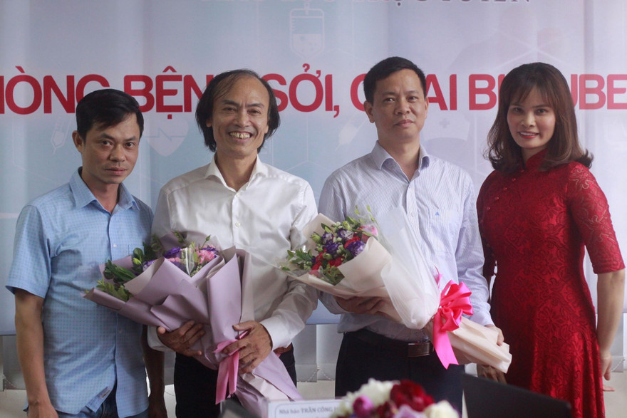 Đại diện Báo Tiền Phong tặng hoa các khách mời tham gia buổi giao lưu. Ảnh: Duy Phạm