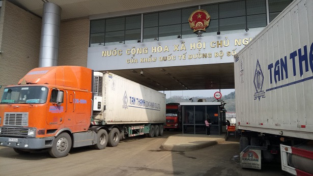 Xe tải chở hoa quả lũ lượt thông quan. Ảnh:L.A