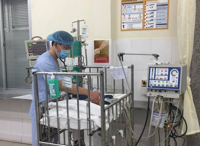 Cả 3 bệnh nhi đều mới hơn 1 tháng tuổi, đã được các bác sĩ phẫu thuật lấy máu tụ. Ảnh: Khánh Chi