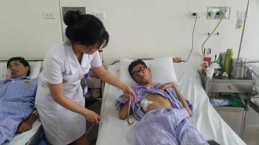 BS theo dõi sức khỏe cho bệnh nhân P.Q.M (16 tuổi) sau ca mổ dị dạng ngực bẩm sinh