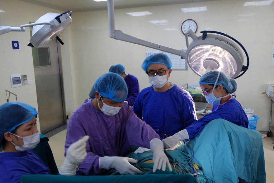 Các BS Bệnh viện E Trung ương thực hiện ca phẫu thuật cho người phụ nữ không có âm đạo. Ảnh: BV cung cấp