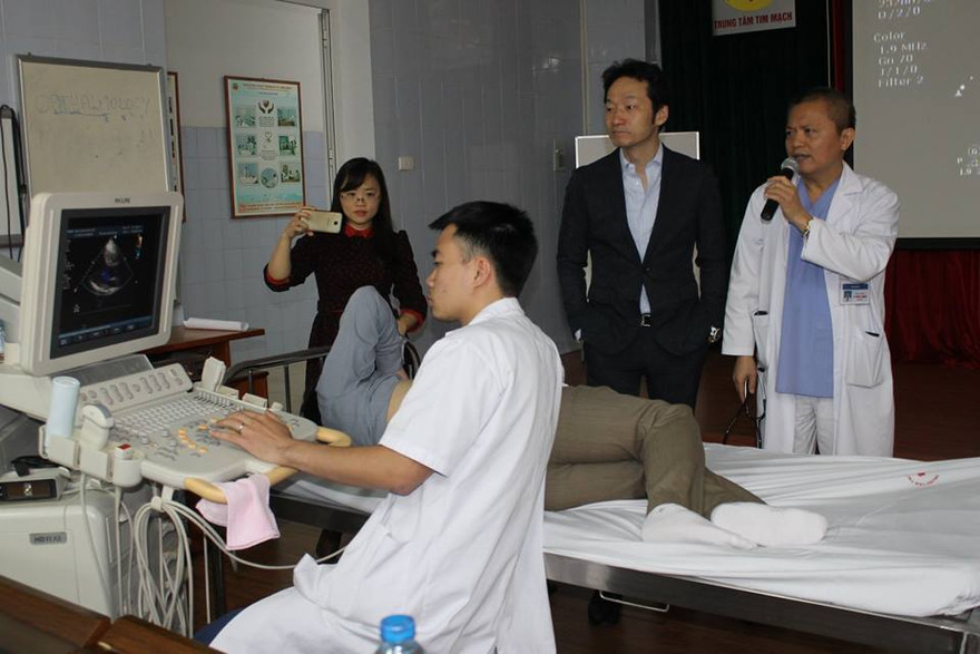 Các BS Trung tâm tim mạch BV E siêu âm kiểm tra sức khoẻ cho bệnh nhân đầu tiên được tái tạo van động mạch chủ bằng màng tim tự thân