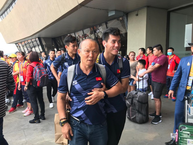 Đội tuyển U22 Việt Nam đã ra sân bay ở thủ đô Manila làm thủ tục lên chuyến chuyên cơ về nước.